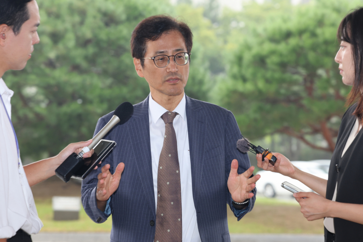 '6·3 지방선거 투표용지 부족 사태' 등 중앙선거관리위원회 관련 의혹을 수사하는 이태한 특별검사가 21일 서울 서초구 대검찰청에서 박규형 기조부장을 면담하기에 앞서 취재진 질문에 답변하고 있다./사진=뉴시스