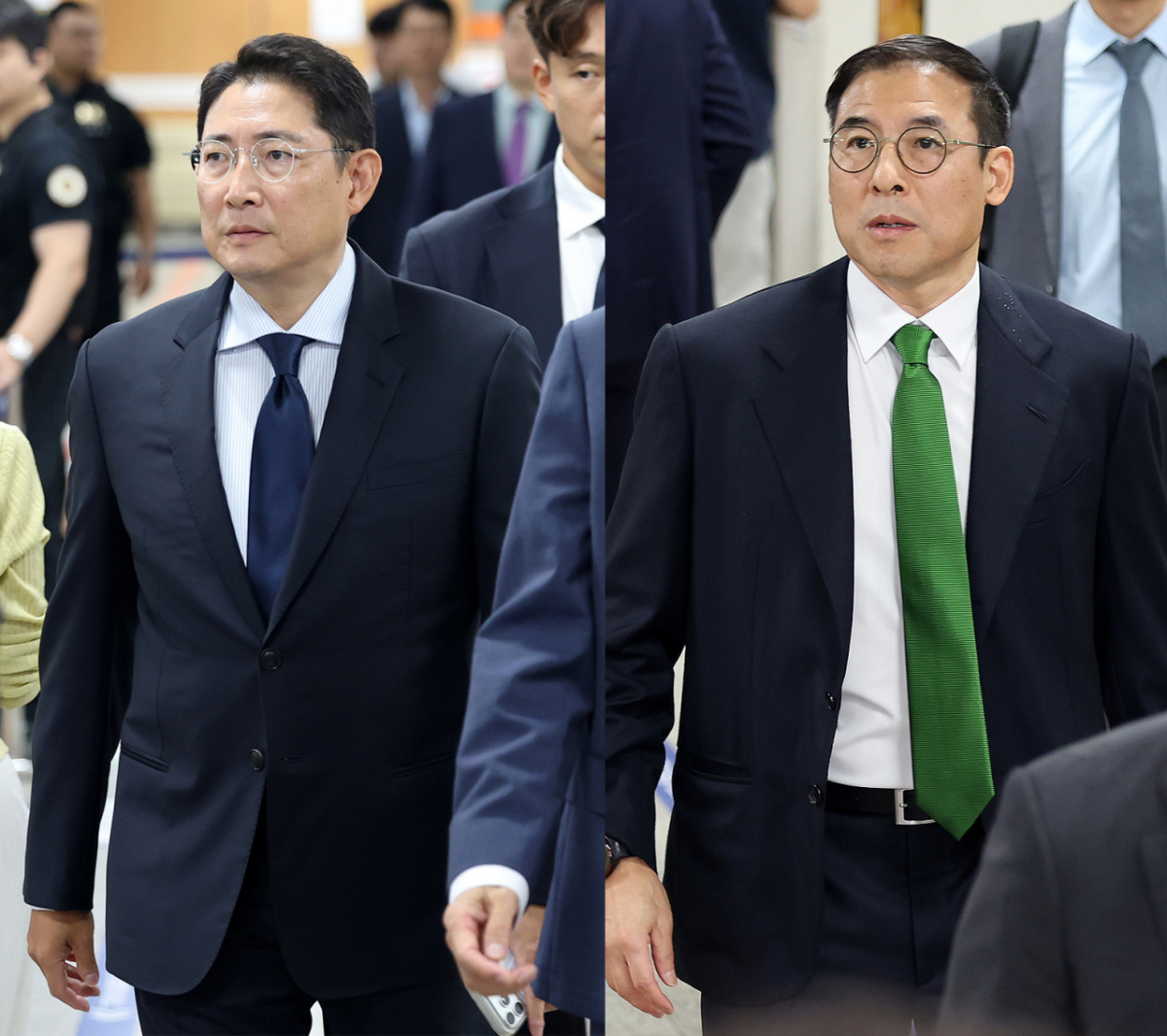 조현문(오른쪽) 전 효성 부사장 '강요미수' 혐의 관련 공판이 열린 21일 서울 서초구 서울중앙지방법원에서 조현준(왼쪽) 효성그룹 회장이 공판에 증인 출석하고 있다. /사진=뉴시스