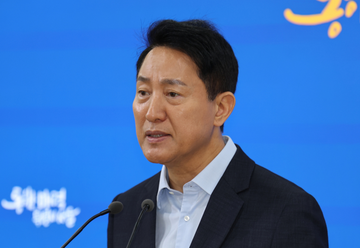 오세훈 서울시장이 20일 오전 서울 중구 서울시청에서 용산공원부지개발 관련 김윤덕 국토교통부 장관과의 면담 결과에 대한 취재진 질문에 답변을 하고 있다. /사진=뉴시스
