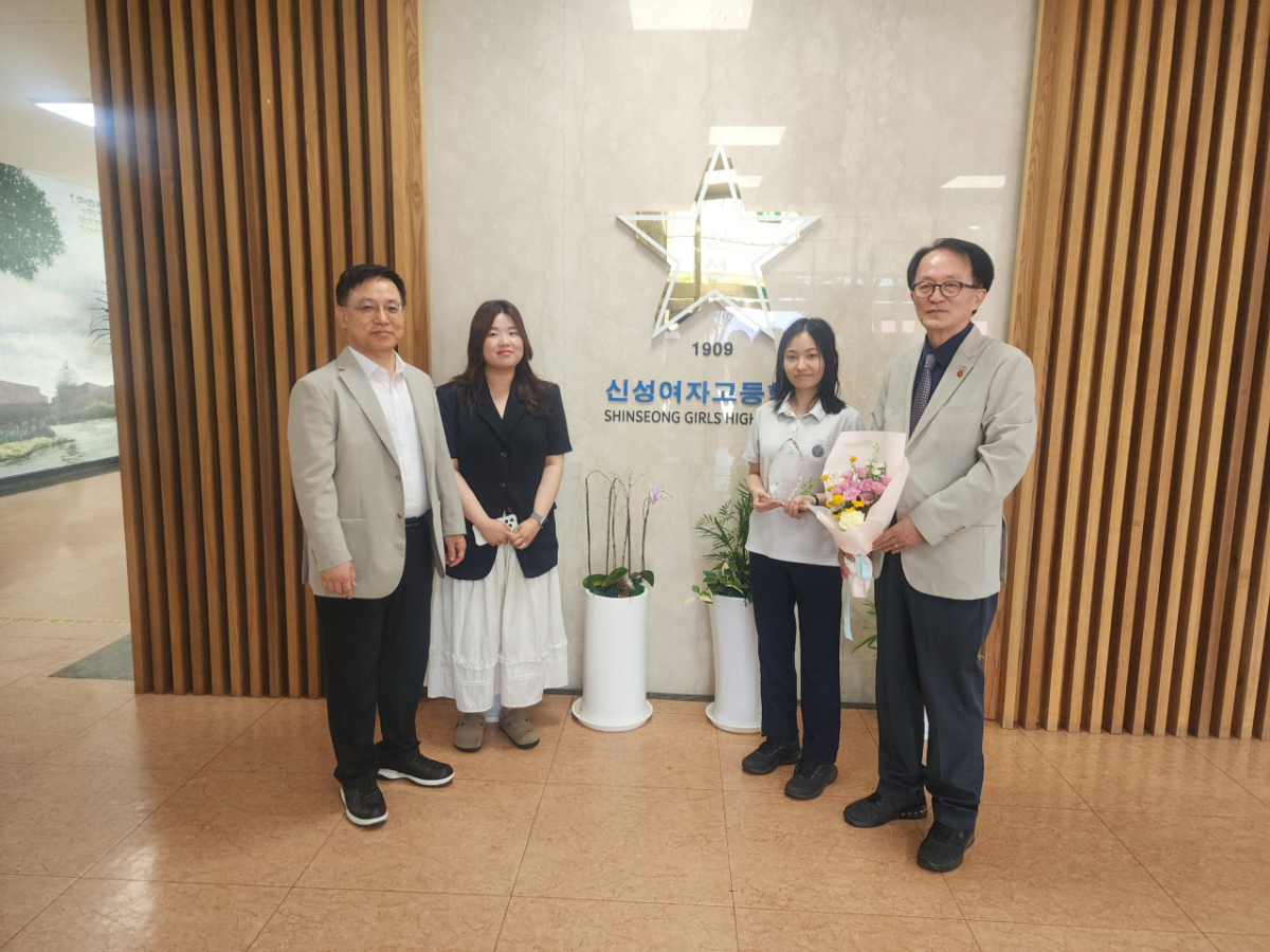 한라산을 등반 중이던 40대 심정지 관광객을 구한 신성여고 3학년 현은서 학생(오른쪽 2번째). / 사진제공 = 제주관광공사