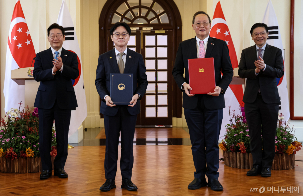김정관 산업통상부 장관과 탄 시 렝 통상산업부 에너지·과학기술 담당 장관이 지난 3월2일(현지시간) 싱가포르 외교부에서 이재명 대통령과 로렌스 웡 싱가포르 총리가 임석한 가운데 FTA 개선협상 개시 합의 선언문을 체결 한 후 기념촬영을 하고 있다. 사진=뉴스1