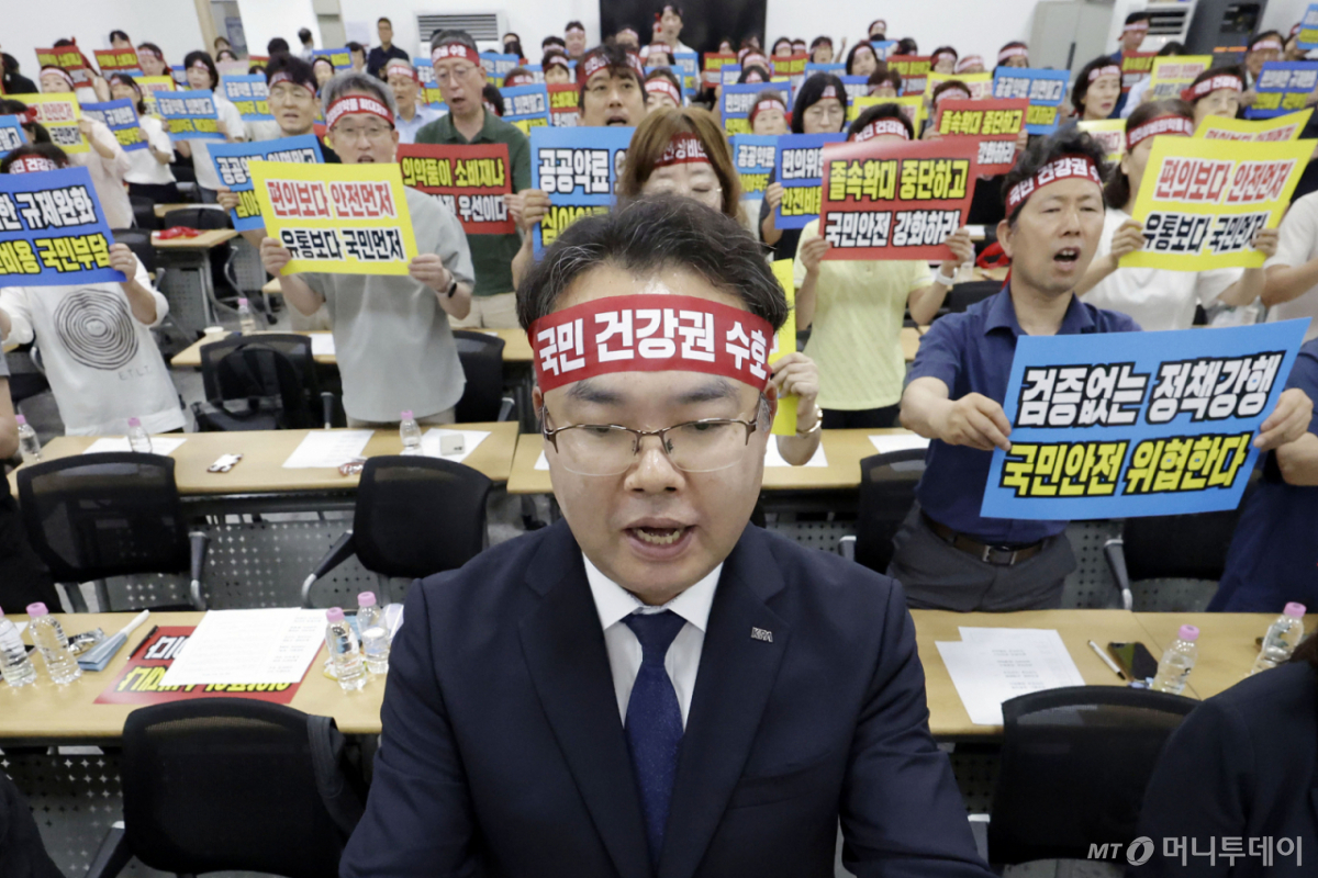 서울시약사회 김위학 회장을 비롯한 참석자들이 지난달 25일 서울 서초구 대한약사회관에서 열린 안전상비의약품 확대 저지 결의대회를 열고 안전상비의약품 품목 확대 및 판매점 지정기준 완화 추진 철회 등을 촉구하고 있다. /사진=뉴시스