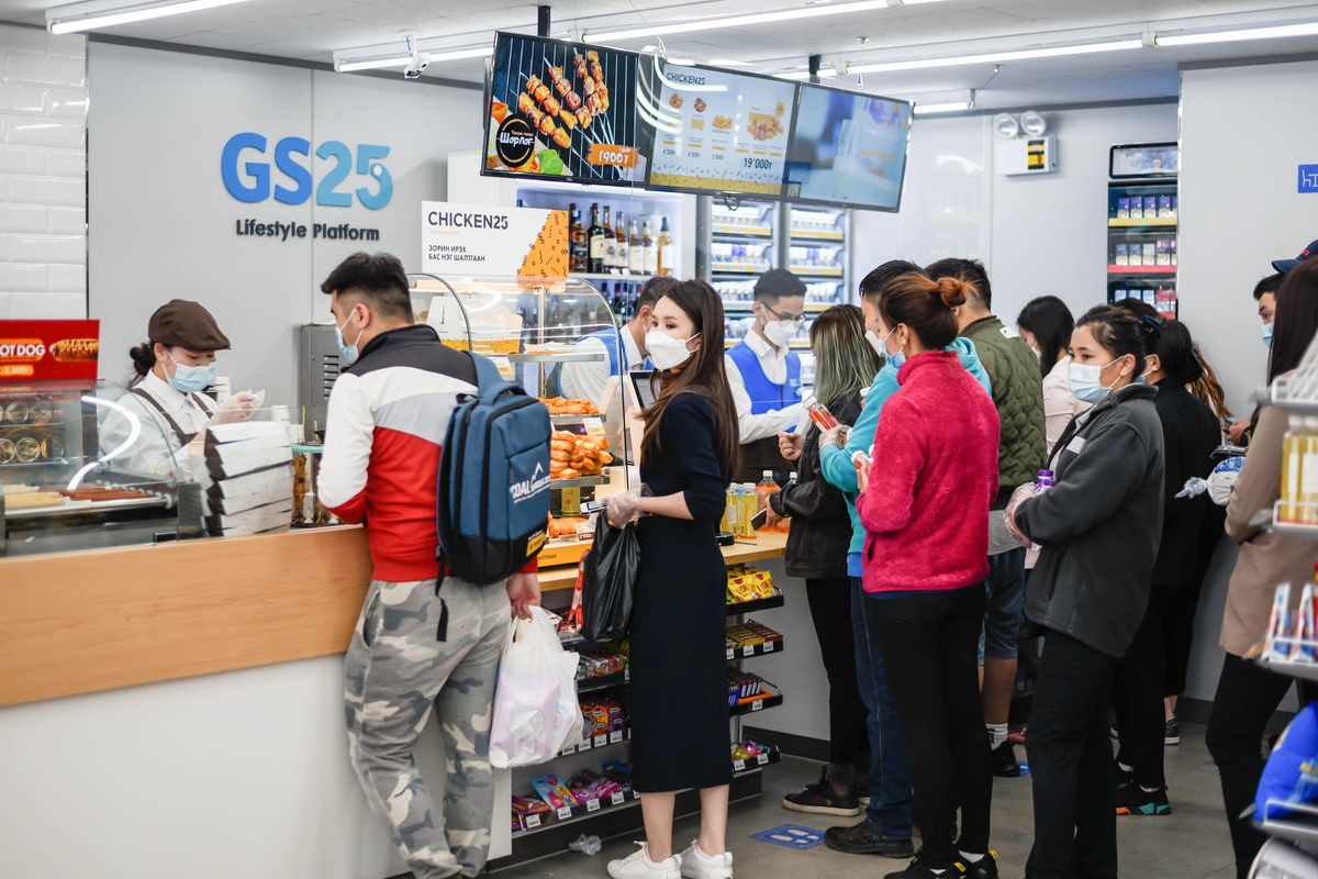 몽골에 있는 GS25 매장을 찾은 현지인들. / 사진제공 =GS25