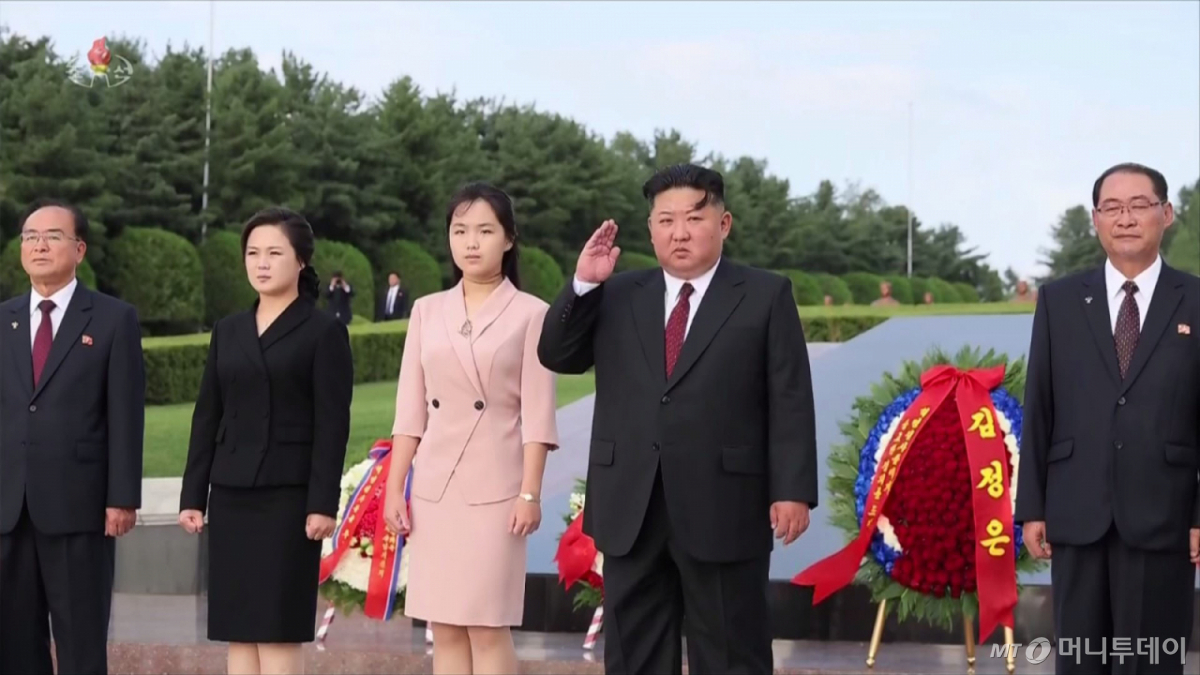 [서울=뉴시스] 김정은 북한 국무위원장이 14일 부인 리설주, 딸 주애와 함께 광복 81주년을 맞아 대성산혁명열사릉과 항일혁명열사추모비를 참배했다고 조선중앙TV가 15일 보도했다. (사진=조선중앙TV 캡쳐) 2026.08.15. photo@newsis.com *재판매 및 DB 금지