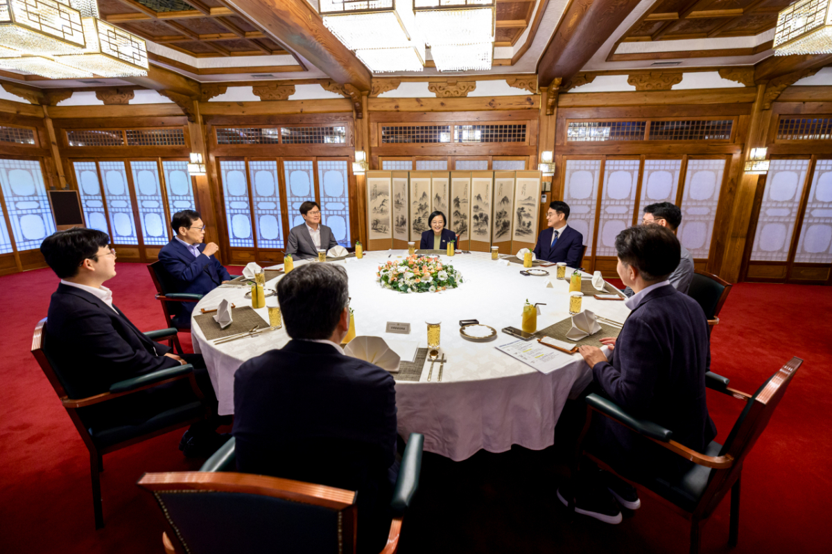 한성숙 국무총리가 21일 오후 서울 종로구 국무총리 공관에서 규제합리화위원회 부위원장 및 민간위원들과 오찬 간담회를 하는 모습. /사진=국무조정실