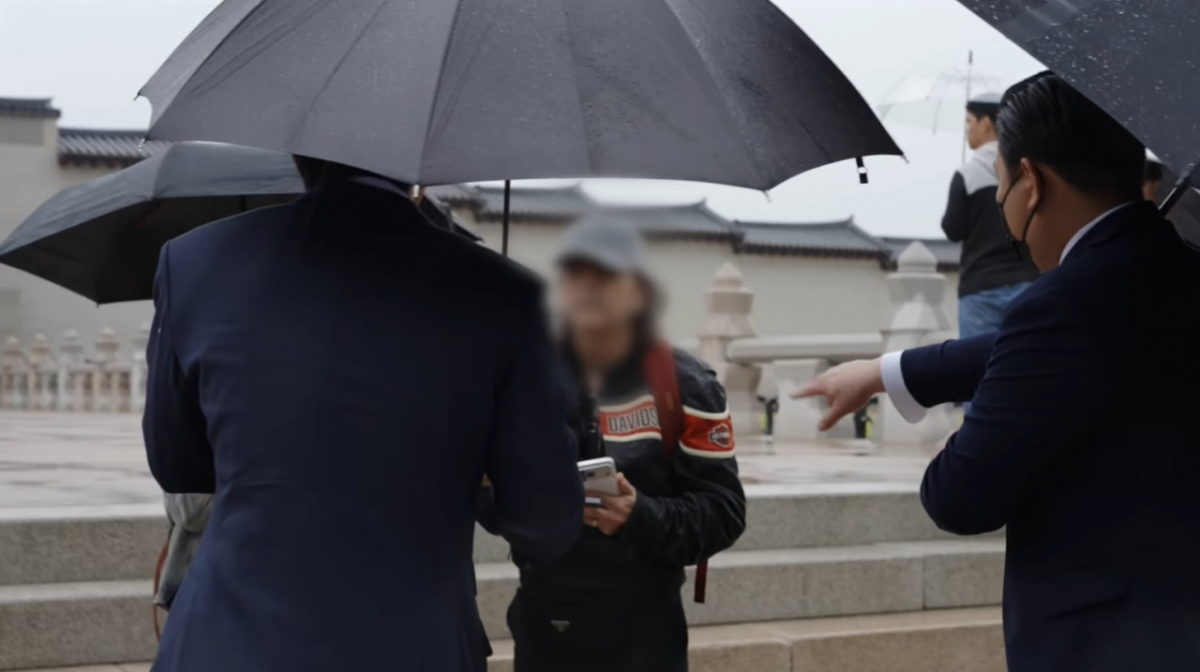 최시원이 경복궁 앞에서 흡연하려는 외국인을 직접 제지하는 모습이 포착됐다. /사진=유튜브 갈무리