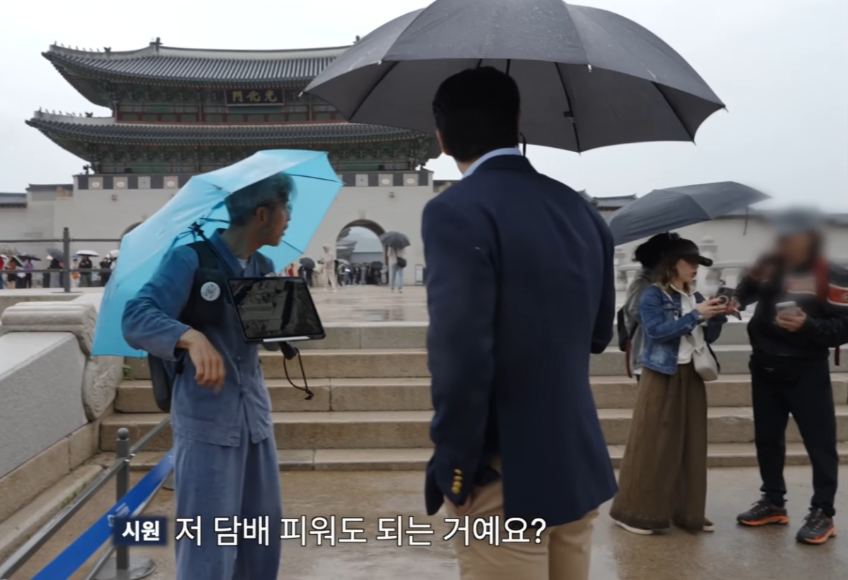 최시원이 경복궁 앞에서 흡연하려는 외국인을 직접 제지하는 모습이 포착됐다. /사진=유튜브 갈무리