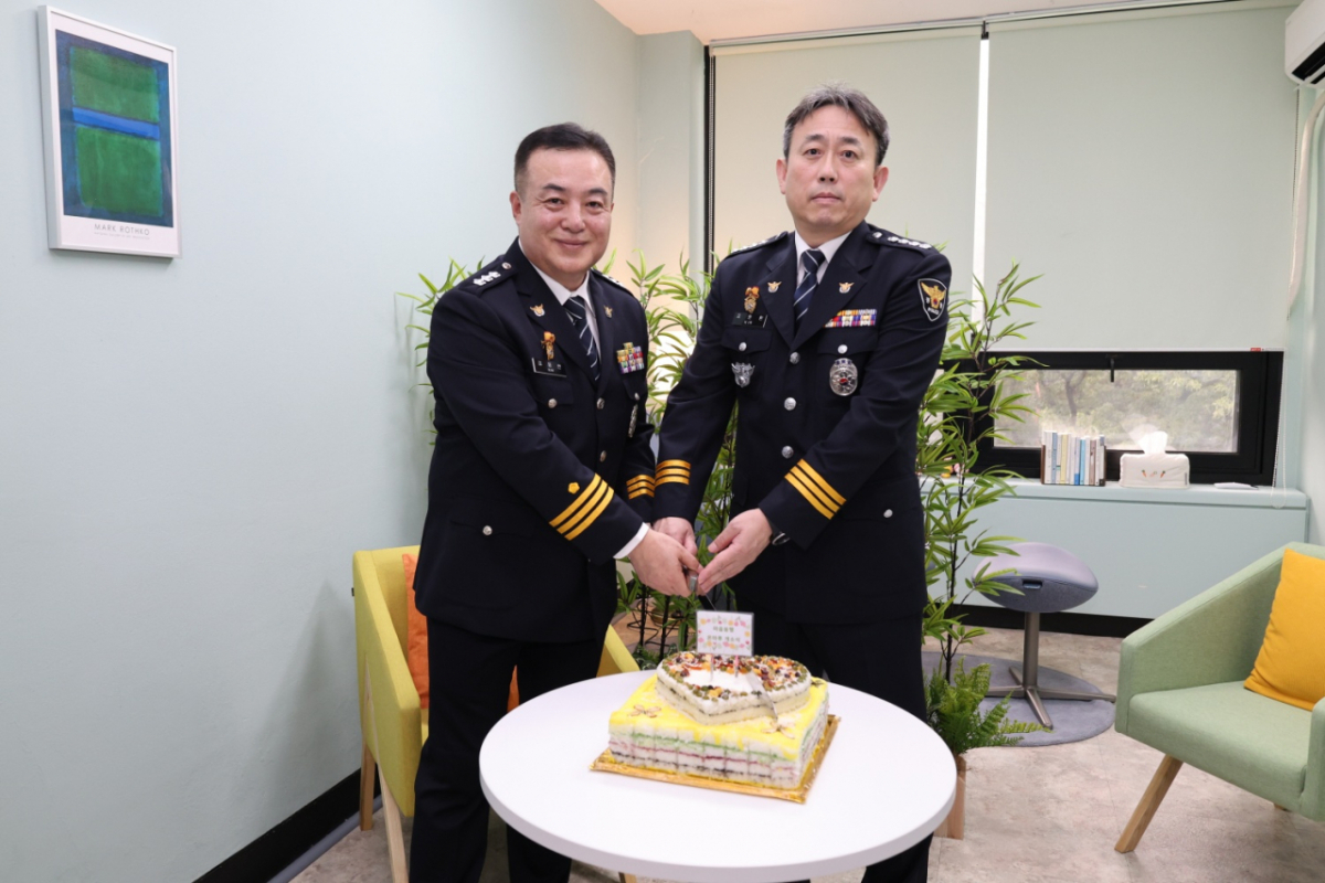 (왼쪽부터)김동현 은평서 경무과장과 김현환 은평서장이 '마음동행 온마루' 개소식에 참석한 모습./사진제공=서울 은평경찰서.
