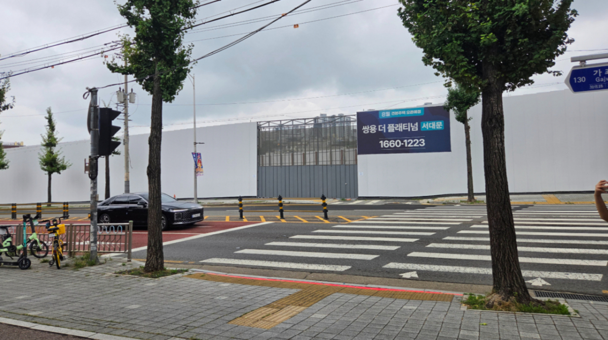 21일 서울 서대문구 명지전문대 정문 맞은편에서 바라본 '쌍용 더 플래티넘 서대문' 공사 현장. /사진=배규민 기자