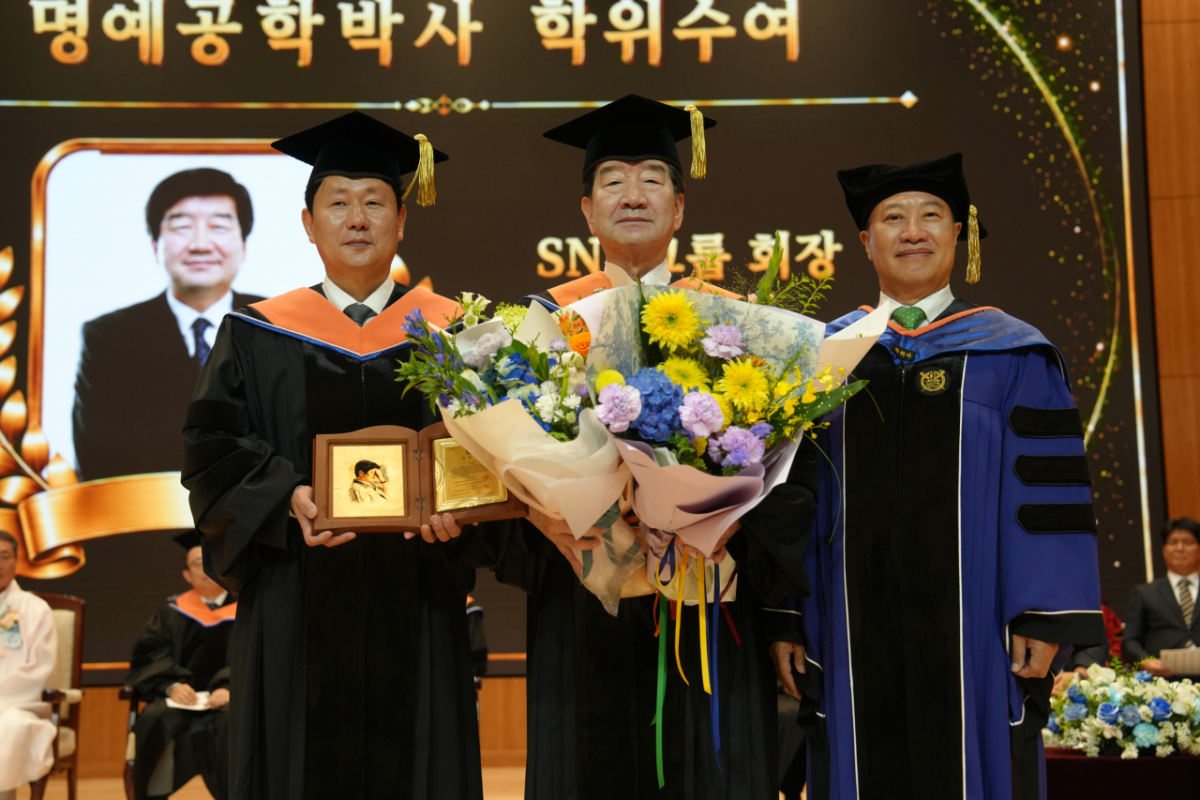 최평규 SNT그룹 회장(가운데)이 국립창원대 명예공학박사 학위를 받고 기념촬영을 하고 있다./사진제공=SNT그룹