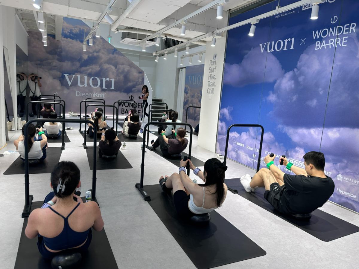 Power Sculpt Weight Barre class held on the 4th floor of Vuori pop-up store in Seongsu-dong, Seongdong-gu, Seoul on the 20th./Photo provided by Shinsegae International