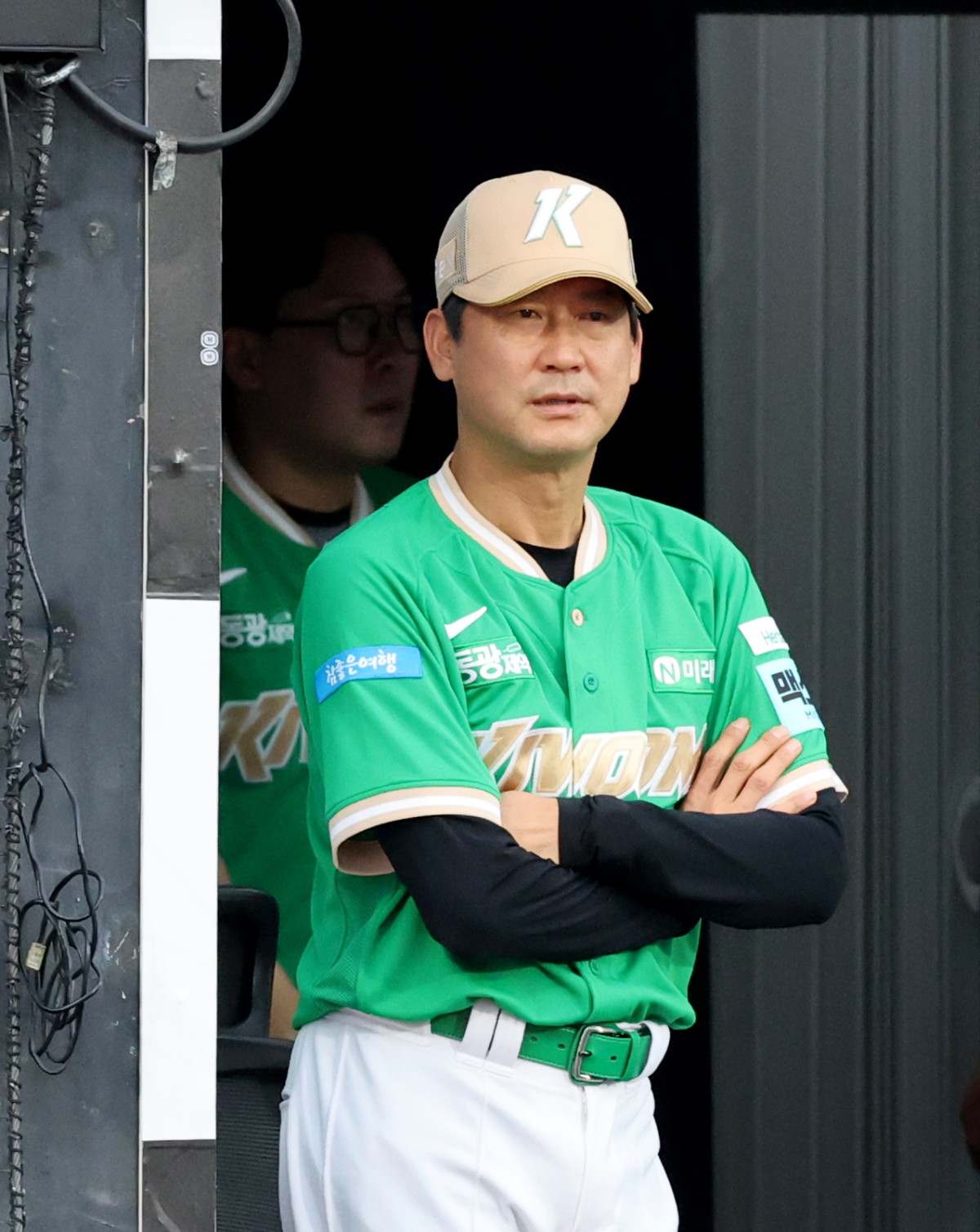 키움 설종진 감독이 8일 수원KT위즈파크에서 열리는 2026KBO리그 전반기 마지막 3연전 키움히어로즈와 KT위즈 경기를 시작하며 그라운드 구심에게 인사하고 있다.. 2026.07.08. /사진=강영조 cameratalks@