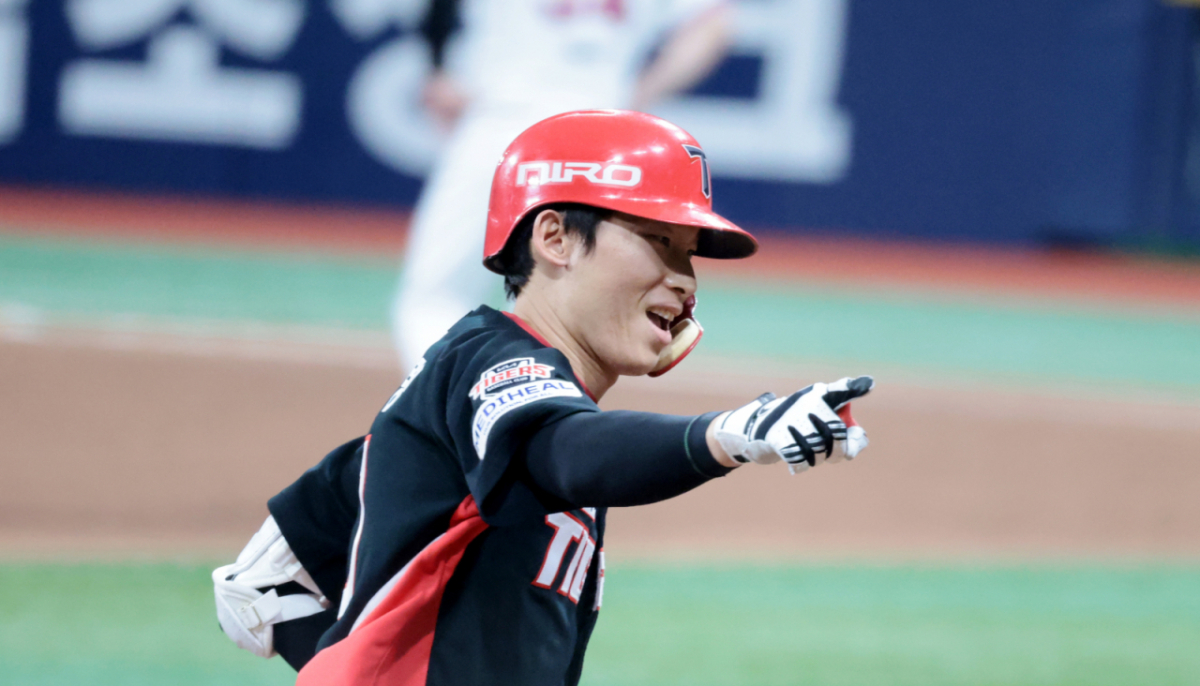 기아 9번타자 김호령이  21일 고척스카이돔에서 열린 2026KBO리그 키움히어로즈와 KIA타이거즈 경기 7회초 2사 만루에서 키움 박지성을 상대로 좌월 만루홈런을 터트린 후 홈인하며 더그아웃을 향해 득의의 손짓을 하며 미소짓고 있다. 2026.08.21. /사진=강영조 cameratalks@