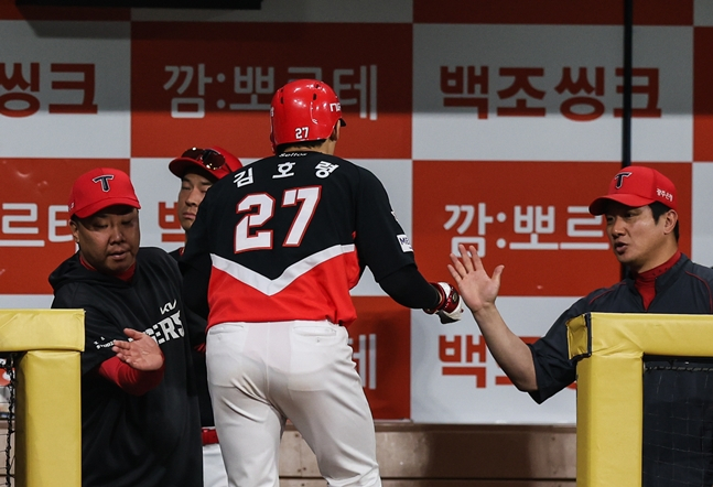 김호령(가운데)이 더그아웃으로 들어오고 있다. /사진=KIA 타이거즈