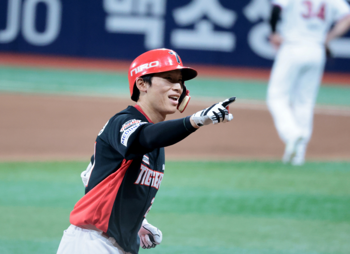 기아 9번타자 김호령이 21일 고척스카이돔에서 열린 2026KBO리그 키움히어로즈와 KIA타이거즈 경기 7회초 2사 만루에서 키움 박지성을 상대로 좌월 만루홈런을 터트린 후 홈인하며 더그아웃을 향해 득의의 손짓을 하며 미소짓고 있다. /사진=강영조 cameratalks@