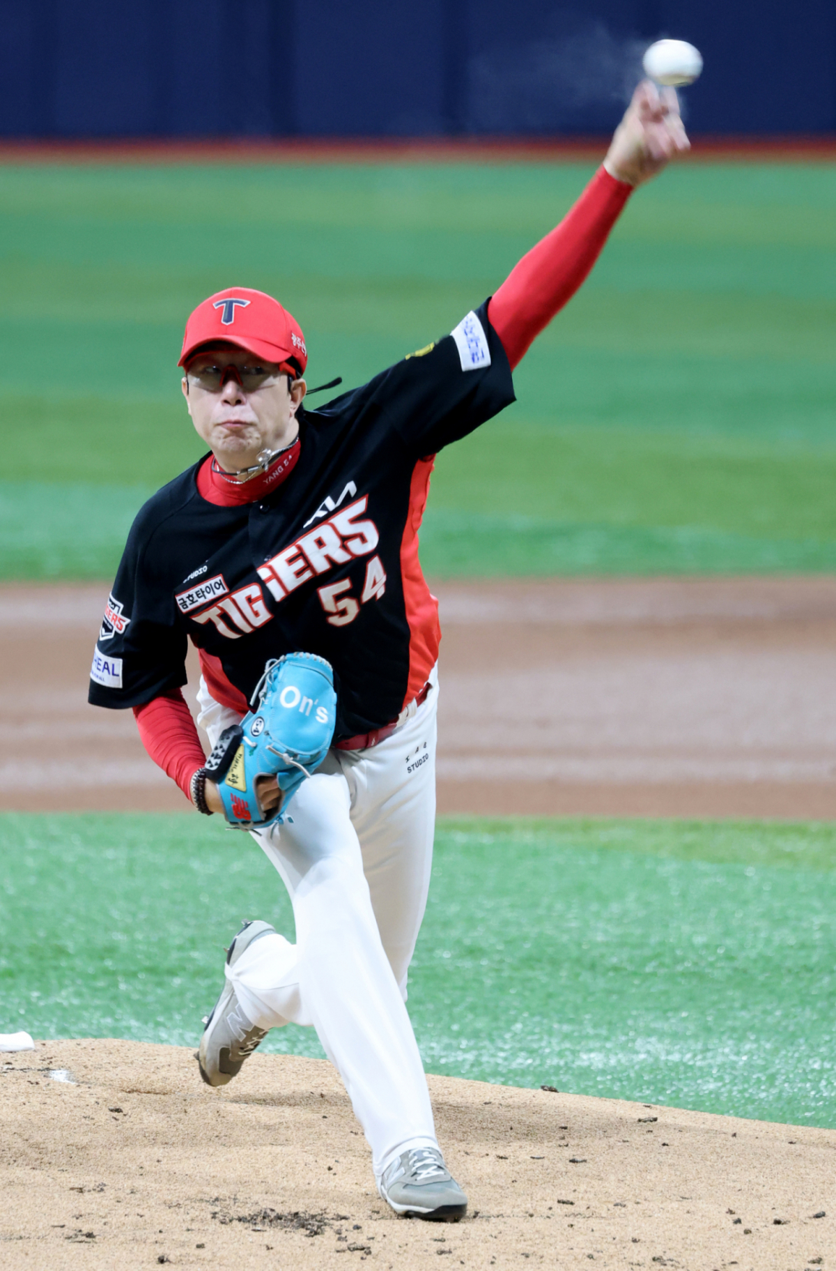 기아 선발투수 양현종이 21일 고척스카이돔에서 열린 2026KBO리그 키움히어로즈와 KIA타이거즈 경기에서 선발로 나와 역투하고 있다. 2026.08.21. /사진=강영조 cameratalks@