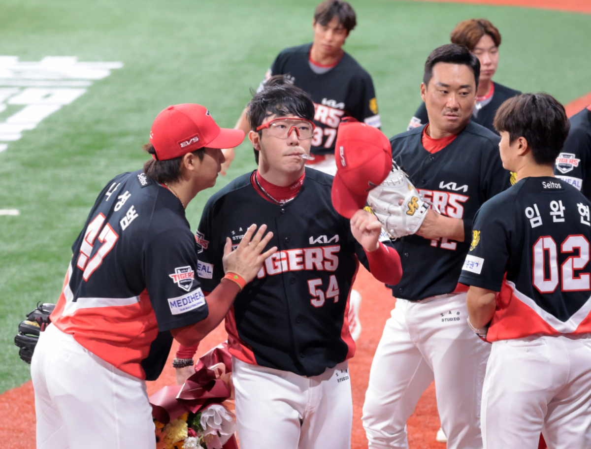 기아 이범호 감독이 21일 고척스카이돔에서 열린 2026KBO리그 키움히어로즈와 KIA타이거즈 경기 5회말 수비를 마치고 더그아웃으로 들어오는 선발투수 양현종에게 꽃다발을 안기고 있다. 양현종은 13시즌 연속 100이닝을 달성했다. 2026.08.21. /사진=강영조 cameratalks@