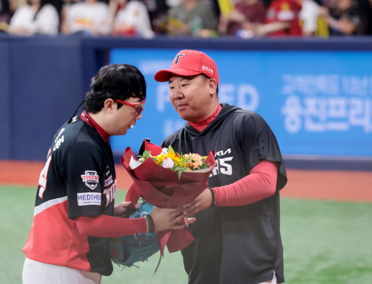 기아 이범호 감독이  21일 고척스카이돔에서 열린 2026KBO리그 키움히어로즈와 KIA타이거즈 경기 5회말 수비를 마치고 더그아웃으로 들어오는 선발투수 양현종에게 꽃다발을 안기고 있다. 양현종은 13시즌 연속 100이닝을 달성했다. 2026.08.21. /사진=강영조 cameratalks@