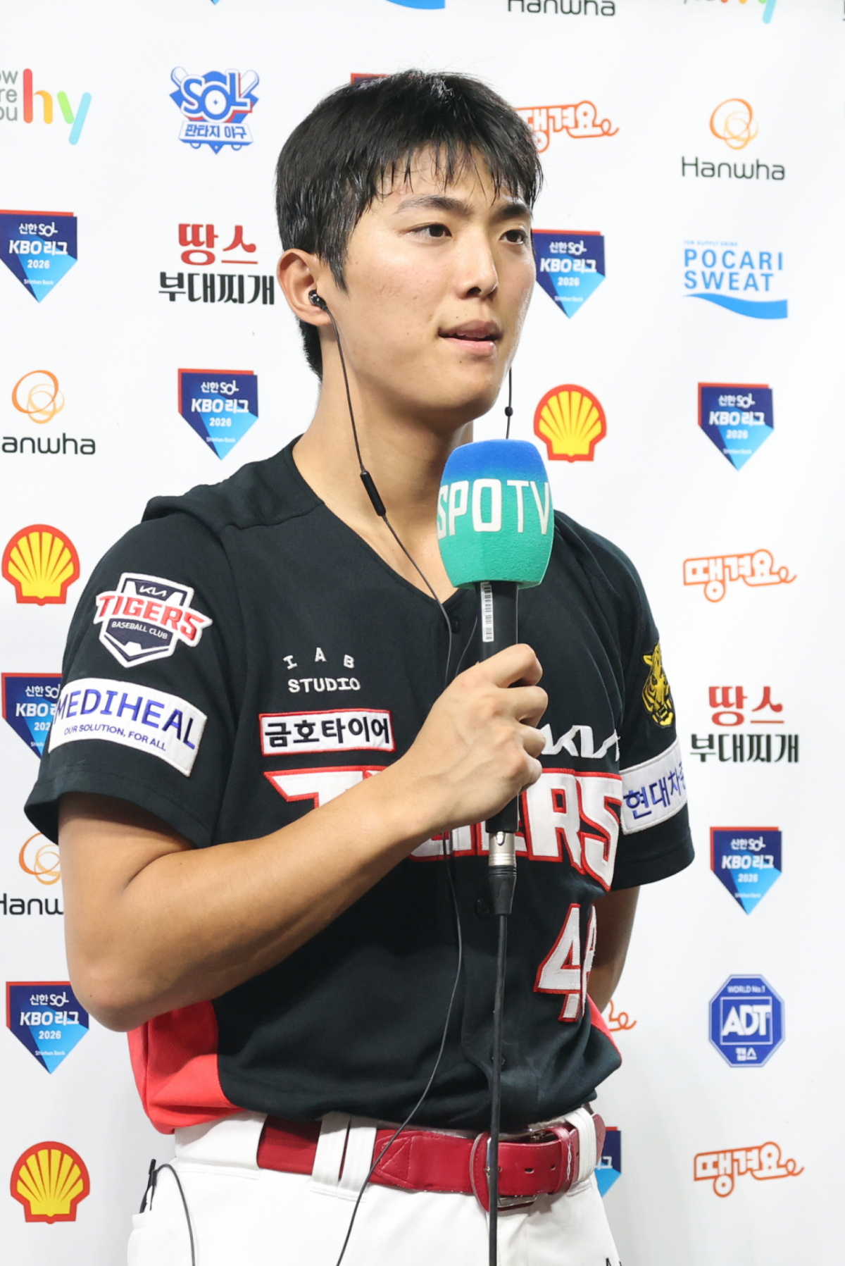 2026 신한 SOL KBO리그 한화 이글스 대 KIA 타이거즈 경기가 18일 대전한화생명볼파크에서 열렸다.  KIA 이의리가 경기 후 수훈 선수 인터뷰를 하고 있다. /사진=김진경 kim.jinkyung@