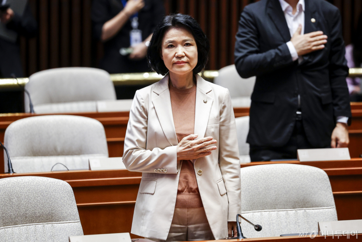  이진숙 국민의힘 의원이 20일 서울 여의도 국회에서 열린 의원총회에서 국민의례를 하고 있다./사진=뉴시스
