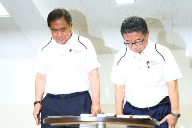 지난해 8월 10일 기자회견에서 고개를 숙여 사과하는 다카라 일본고교야구연맹 전 회장(왼쪽). /사진=데일리신초 갈무리