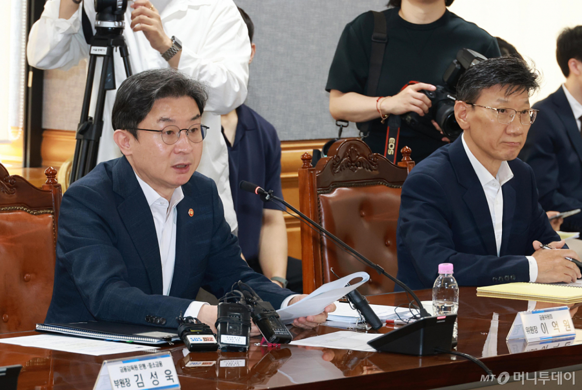 이억원 금융위원장이 14일 오전 서울 중구 은행회관에서 개최한 관계기관 합동 '확대 가계부채 점검회의'에서 재정경제부, 국토교통부, 한국은행, 금융감독원, 한국자산관리공사, 한국산업은행, 한국주택금융공사, 주택도시보증공사, SGI서울보증 등 관계기관 및 은행연합회, 제2금융권 협회, 5대 시중은행 등과 7월 가계대출 동향에 대해 논의한 후, 어제(8.13일) 발표된 '부동산 시장을 위한 금융 종합대책'의 이행에 필요한 사항들을 점검했다. /사진제공=금융위원회