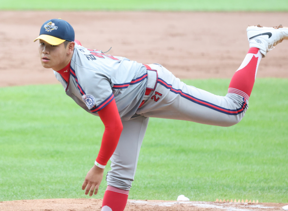 2026 KBO 퓨처스리그 올스타전이 지난달 10일 서울 잠실야구장에서 열렸다.  넥스트레벨 매치에서 넥스트팀 김정운(충암고)이 역투하고 있다. /사진=김진경 대기자