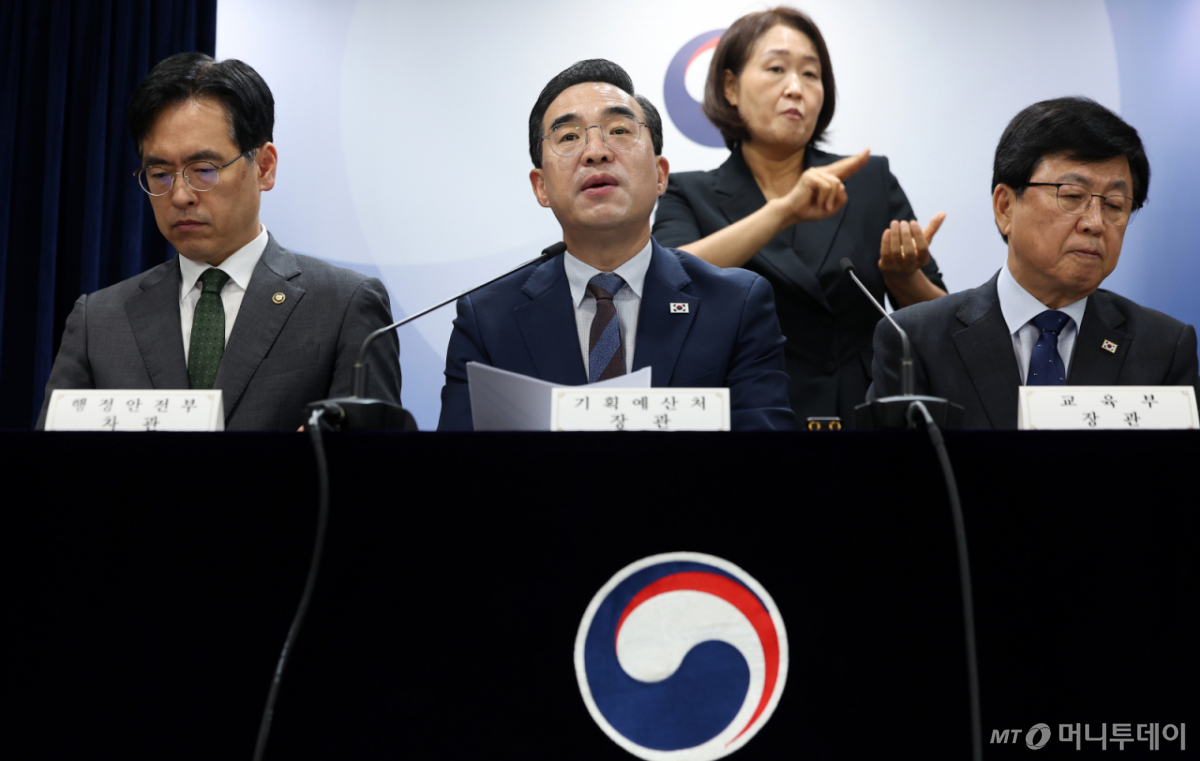 (서울=뉴스1) 김성진 기자 = 박홍근 기획예산처 장관(가운데)이 21일 서울 종로구 정부서울청사에서 열린 제1차 재정운용전략협의회 관계부처 합동 브리핑에서 지방교육재정교부금 개편 방안을 발표 하고 있다. 왼쪽부터 김민재 행정안전부 차관, 박 장관, 최교진 교육부 장관. 2026.8.21/뉴스1 Copyright © 뉴스1. All rights reserved. 무단 전재 및 재배포, AI학습 이용 금지. /사진=(서울=뉴스1) 김성진 기자