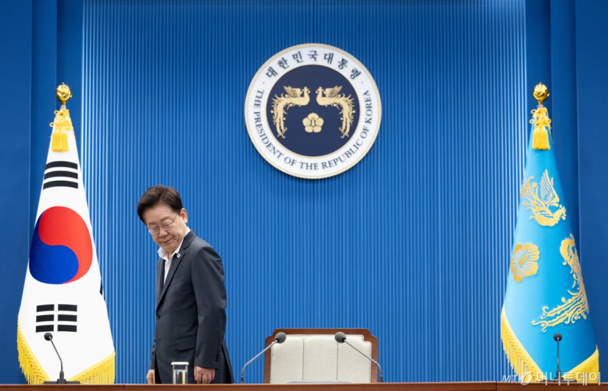 [서울=뉴시스] 김진아 기자= 이재명 대통령이 21일 청와대에서 열린 국민주권정부 제1차 반부패정책협의회에서 자리에 앉고 있다. (청와대통신사진기자단) 2026.08.21. bluesoda@newsis.com /사진=김진아
