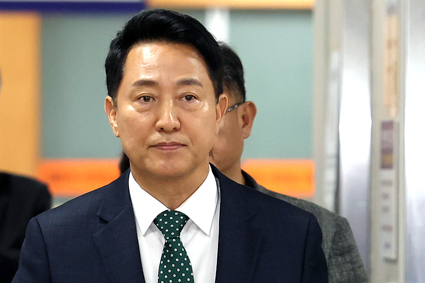 오세훈 서울시장이 21일 서울 서초구 서울고등법원에서 열린 여론조사비 대납 의혹 관련 항소심 1차 공판에 출석하고 있다. /사진=뉴시스