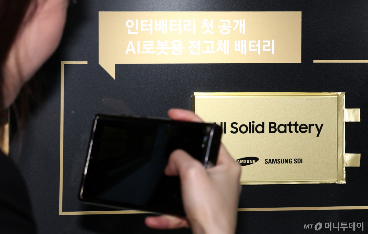 (서울=뉴스1) 최지환 기자 = 3월11일 서울 코엑스에서 열린 인터배터리 2026에서 삼성SDI 부스를 찾은 사람들이 전고체 배터리 제품을 살펴보고 있다. 올해로 14회를 맞이하는 국내 최대 규모 배터리 전시회 인터배터리 2026은 오는 13일까지 3일간 개최된다. 2026.3.11/뉴스1 Copyright © 뉴스1. All rights reserved. 무단 전재 및 재배포, AI학습 이용 금지. /사진=(서울=뉴스1) 최지환 기자