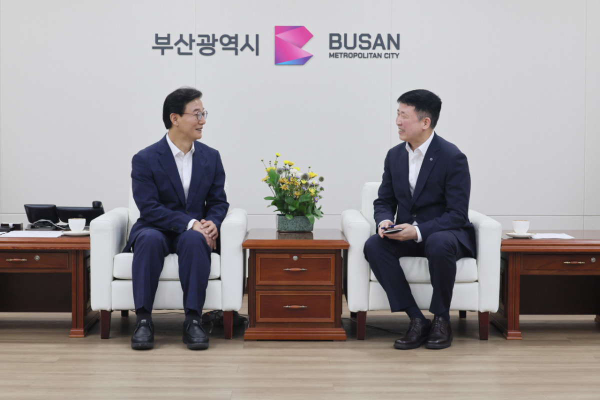 전재수 부산시장(왼쪽)이 이윤산 가덕도신공항건설공단 이사장과 가덕도신공항 주요 현안 등에 대해 대화하고 있다./사진제공=부산시