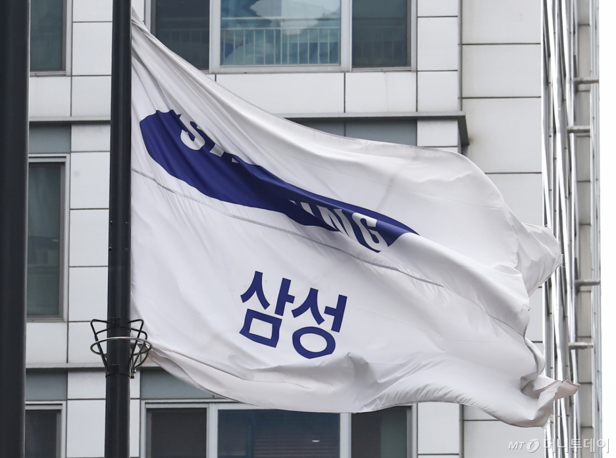서울 서초구 삼성전자 사옥에서 삼성그룹 깃발이 바람에 펄럭이고 있다./사진=뉴시1 /사진=(서울=뉴스1) 김민지 기자
