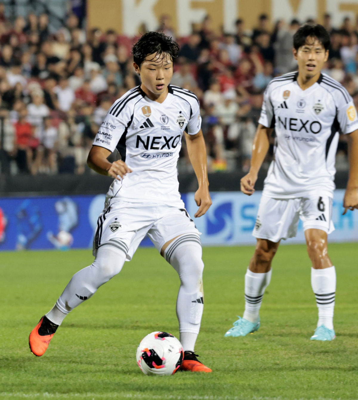 전북 김예건이 16일 부천종합운동장에서 열리는 하나은행 K리그 2026 부천FC1995와 전북현대 경기 전반 드리블을 시도하고 있다. 2026.08.16. /사진=강영조 cameratalks@