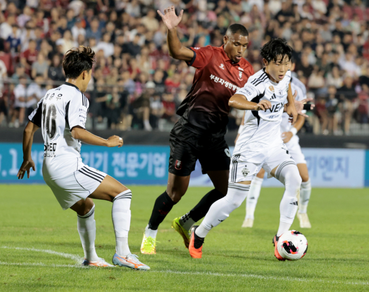 전북 김예건이 16일 부천종합운동장에서 열리는 하나은행 K리그 2026 부천FC1995와 전북현대 경기 전반 드리블을 시도하고 있다. 2026.08.16. /사진=강영조 cameratalks@