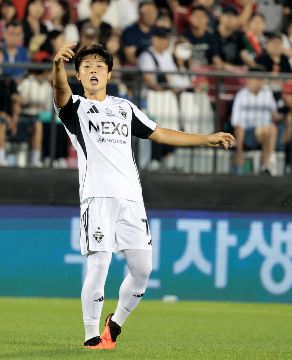 전북 김예건이 16일 부천종합운동장에서 열리는 하나은행 K리그 2026 부천FC1995와 전북현대 경기에서 갈레고와 볼을 다투고 있다. 2026.08.16. 전북 김예건이 16일 부천종합운동장에서 열리는 하나은행 K리그 2026 부천FC1995와 전북현대 경기에서 패스하는 백동규에 발을 내밀고 있다. 2026.08.16. /사진=강영조 cameratalks@