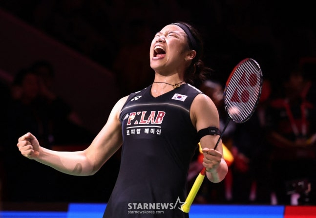 안세영이 6월 (한국시간) 인도네시아 자카르타에서 열린 2026 세계배드민턴연맹(BWF) 월드투어 슈퍼 1000 인도네시아 오픈 결승에서 일본의 야마구치 아카네를 꺾고 우승을 차지한 뒤 포효하고 있다. /로이터=뉴스1