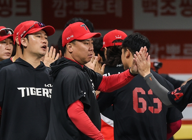 이범호 감독(가운데)가 21일 키움 히어로즈전을 마치고 선수들과 하이파이브를 하고 있다. /사진=KIA 타이거즈
