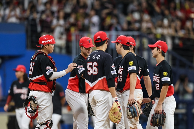 21일 키움전을 마친 뒤 KIA 선수들이 하이파이브를 하고 있다. /사진=KIA 타이거즈