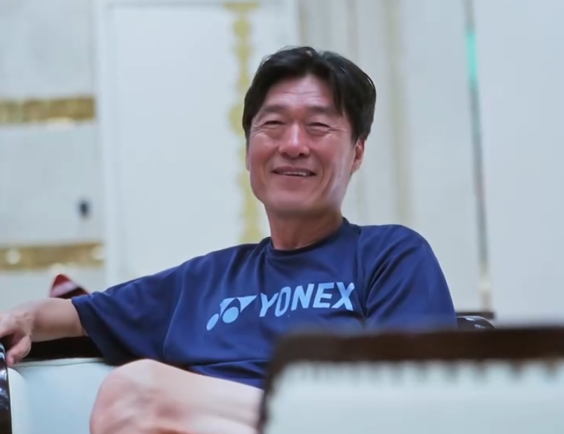 캄보디아 나가월드FC 구단이 공개한 최근 영상 속 환하게 웃고 있는 이임생 나가월드 테크니컬 디렉터 겸 대한축구협회 전 기술 총괄이사. /사진=나가월드FC 영상 캡처