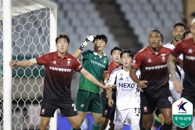 전북현대전에 집중하는 김현엽(왼쪽에서 두 번째). /사진=한국프로축구연맹 제공