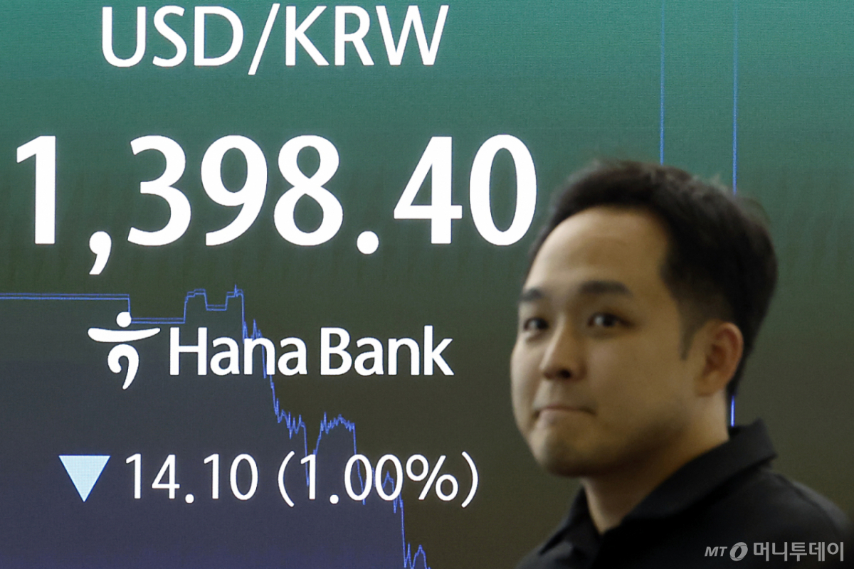 지난 19일 오후 서울 중구 하나은행 본점 딜링룸 전광판에 달러·원 환율이 1400 원 아래로 떨어져 1398 원대를 보이고 있다. /사진=뉴스1 /사진=(서울=뉴스1) 박정호 기자