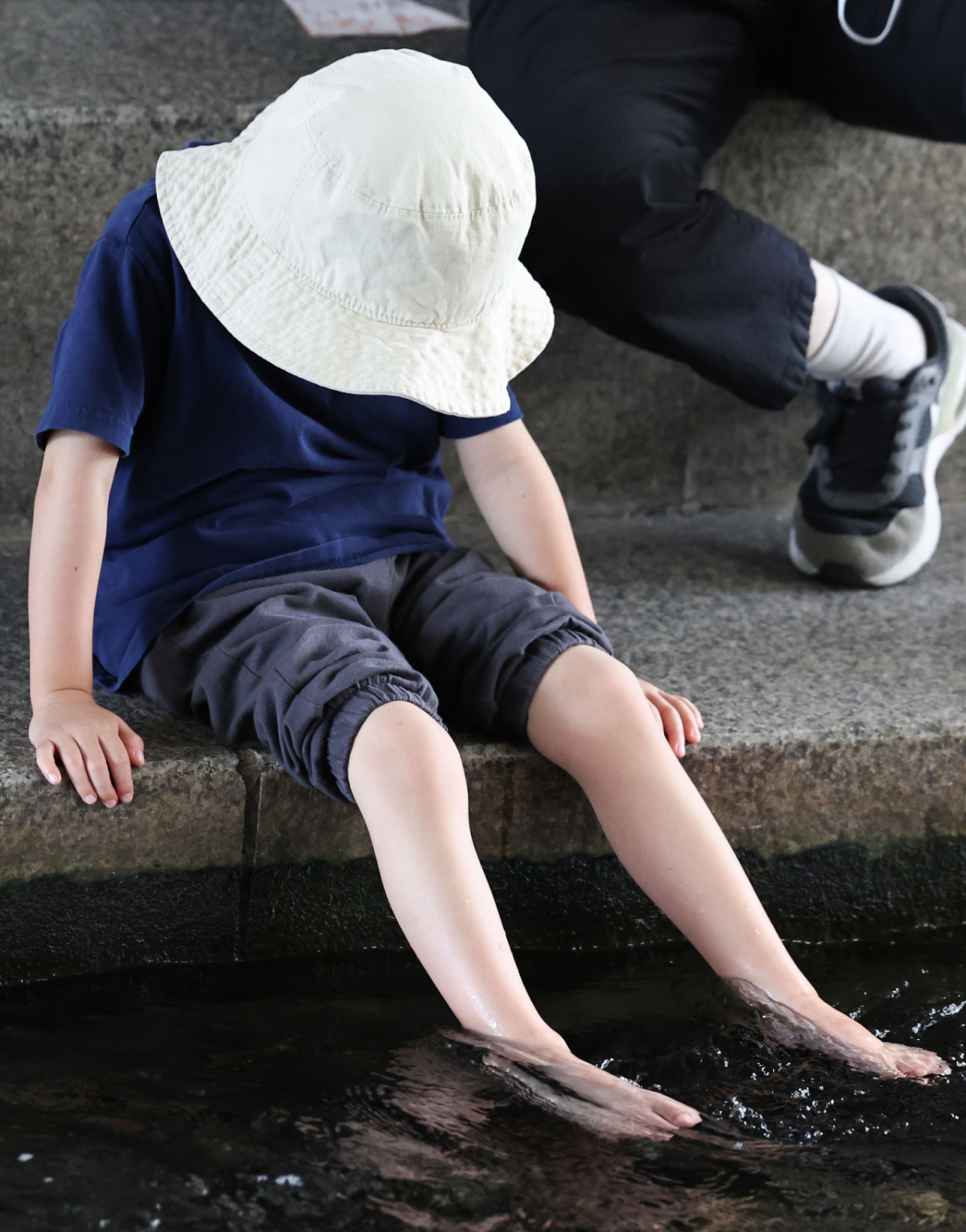 지난 18일 서울 청계천에서 한 어린이가 휴식을 취하고 있다. /사진=(서울=뉴스1) 이종수 기자