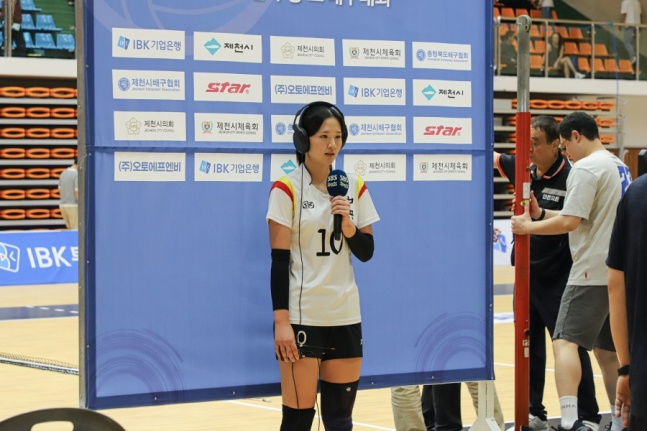중앙여고 박강빈이 지난 6일 충북 제천실내체육관에서 열린 2026 IBK기업은행배 전국중고배구대회 결승전 MVP를 수상한 뒤 방송 인터뷰에 나섰다. /사진=한국중고배구연맹 제공