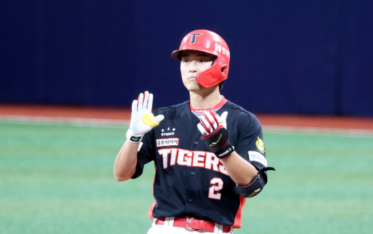 기아 9번타자 박민이 24일 고척스카이돔에서 열린 2026KBO리그 키움히어로즈와 KIA타이거즈 경기 6회초 1사 1,3루에서 2타점 2루타로 출루하며 자축하고 있다. 2026.06.24. /사진=강영조 cameratalks@