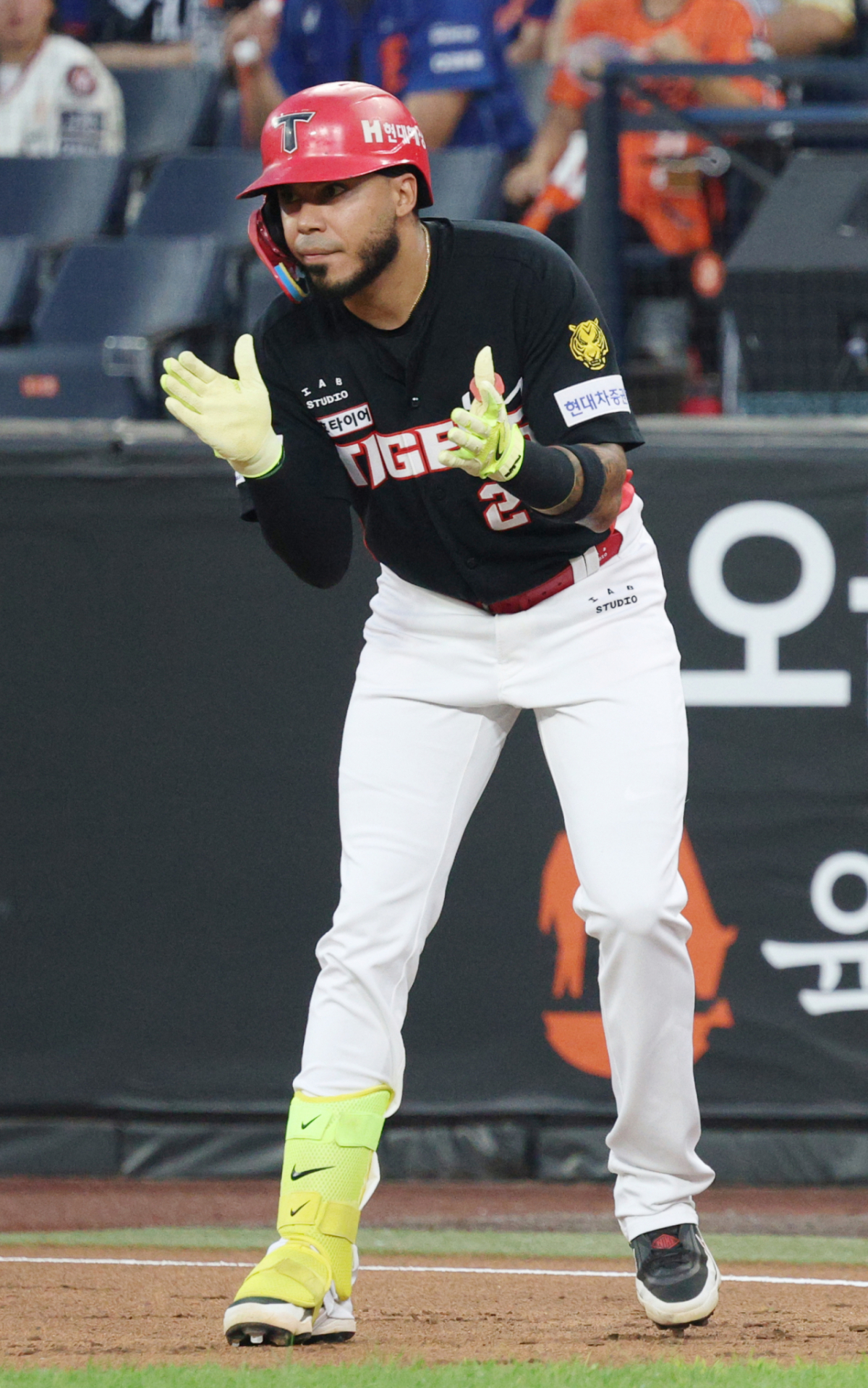 2026 신한 SOL KBO리그 한화 이글스 대 KIA 타이거즈 경기가 18일 대전한화생명볼파크에서 열렸다. KIA 카스트로가 1회초 2사 1루에서 우전 안타를 날리고 출루한 후 기뻐하고 있다. /사진=김진경 kim.jinkyung@