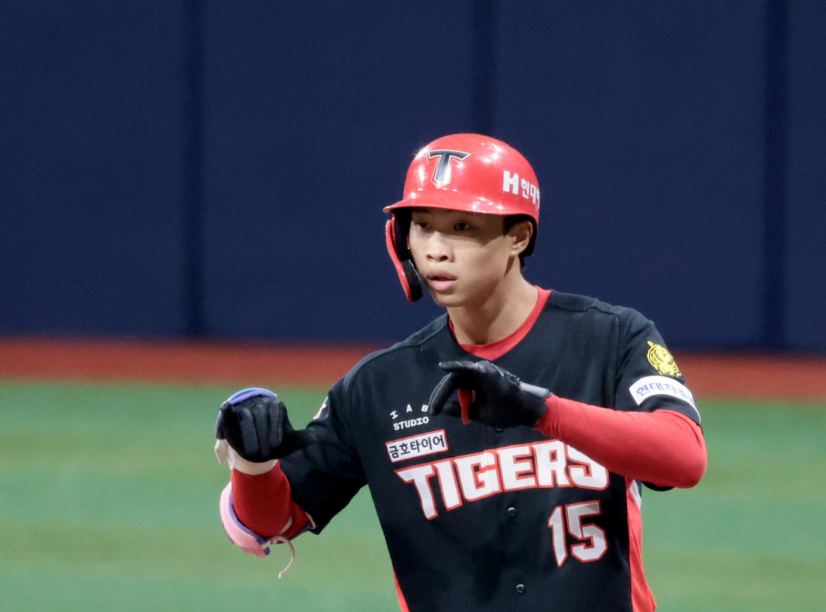 기아 1번타자 박재현이 21일 고척스카이돔에서 열린 2026KBO리그 키움히어로즈와 KIA타이거즈 경기 1회초 선두타자 안타로 출루하고 있다. 2026.08.21. /사진=강영조 cameratalks@