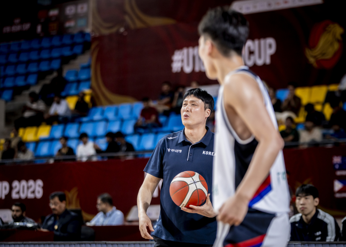 경기 중 신종석(왼쪽) 감독. /사진=FIBA 공식 제공