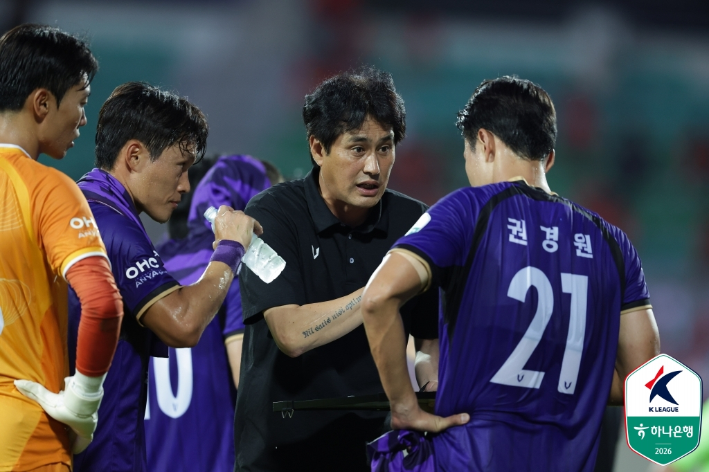 유병훈(가운데) FC안양 감독이 경기 중 권경원(오른쪽)에게 작전 지시하고 있다. /사진=한국프로축구연맹 제공