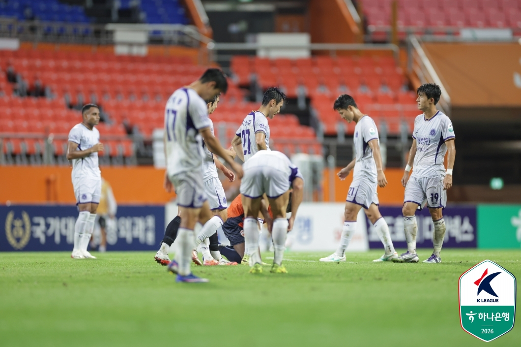 FC안양 선수단이 패배 후 아쉬워하고 있다. /사진=한국프로축구연맹 제공